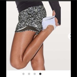 Lululemon Hotty hot Short II 4” Liquid Platinum Apline